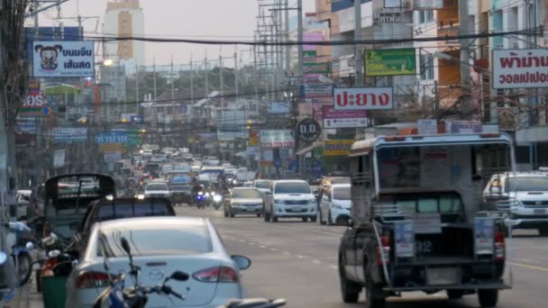 Motorcyklar och bilar kör längs asiatiska vägar. Trafikbelastade thailändska gator. Thailand, Pattaya — Stockvideo