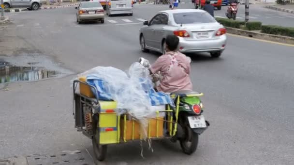 Motos e carros dirigem ao longo das estradas asiáticas. Ruas tailandesas cheias de trânsito. Tailândia, Pattaya — Vídeo de Stock