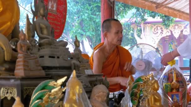 Szerzetes csomók a kötél vagy szalag a turisták, a buddhista templomban a paradicsom és a pokol. Thaiföld — Stock videók