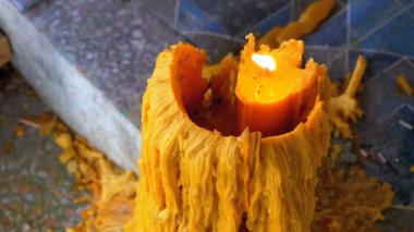 Budist tapınağı cennet ve cehennem büyük mum yakıyor. Tayland.