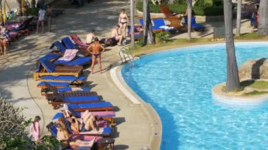Tropikal Hotel Yüzme Havuzu mavi su sahilde ile