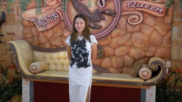 Meisje met een schorpioenen op de kleding in de Tiger Park Pattaya. — Stockvideo