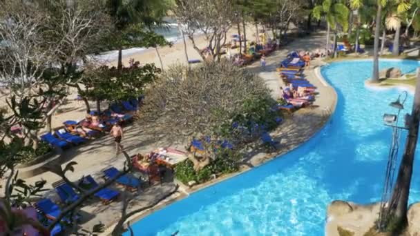 热带酒店与游泳池蓝色水在海滩上 — 图库视频影像