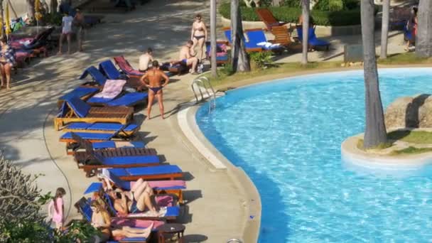 Hotel Tropical basen błękitne wody na plaży — Wideo stockowe