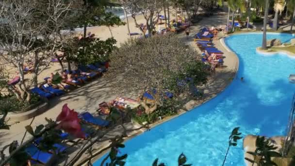 Tropical Hotel met zwembad blauwe water op het strand — Stockvideo