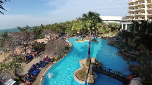 Hotel Tropical con piscina de agua azul en la playa — Vídeos de Stock