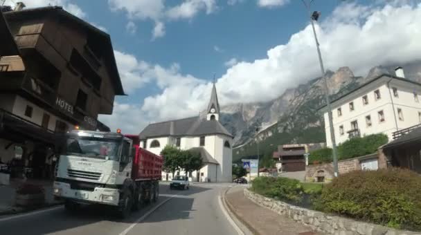 The motorcyclist rides in Mountains Road through the narrow Italy streets. First person view — Stock Video