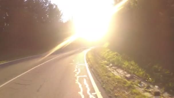 Motocyklista jeździ na piękny krajobraz górskiej drogi w Austrii o zachodzie słońca. Widok pierwszoosobowy- — Wideo stockowe