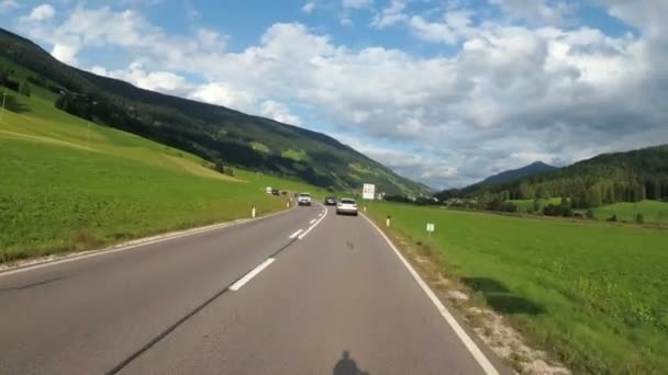 Motoros túrák, a gyönyörű táj a hegyi úton Ausztriában. Első személy nézet — Stock videók