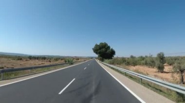 Motosikletçi ile bir güzel manzara çöl doğal ve boş yol İspanya gidiyor. Birinci şahıs bakış