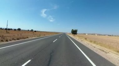 Motosikletçi ile bir güzel manzara çöl doğal ve boş yol İspanya gidiyor. Birinci şahıs bakış