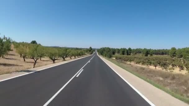 摩托车司机乘坐在美丽的风景沙漠风景和空的道路在西班牙。第一人称视图 — 图库视频影像