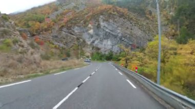Motosikletçi ile Fransa'da bir manzara dağ Rock yolda gidiyor. Hava yağmurlu. İlk kişi görünümü