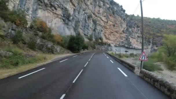 Motociclista Passeios em uma bela paisagem Mountain Road, na França. Tempo chuvoso. Vista em primeira pessoa — Vídeo de Stock