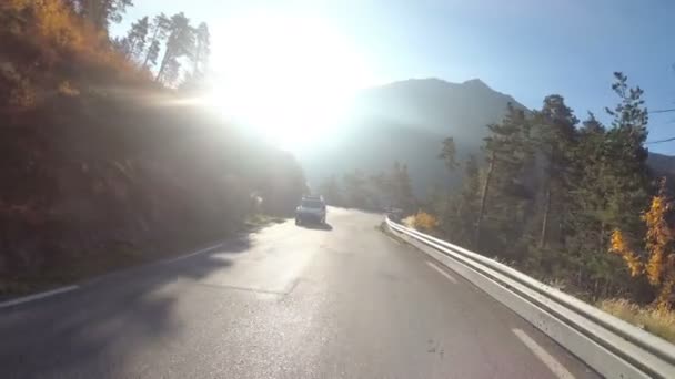Мотоциклист едет по живописной горной дороге на змее в горах Франции . — стоковое видео