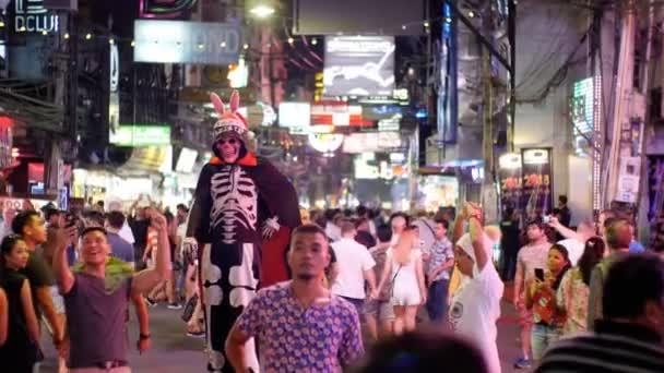 Słynnej Walking Street w Pattaya w nocy. Tajlandia. — Wideo stockowe