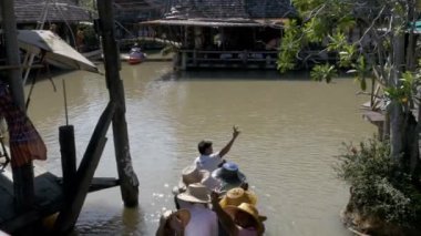 Pattaya Suüstü Pazarı. Küçük turistik ahşap tekne su hareketli. Tayland