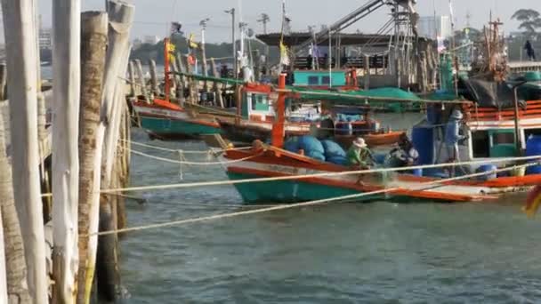 Equipaggio della vecchia nave o barca in legno svela reti da pesca sul molo. Thailandia. In Asia. Pattaya — Video Stock