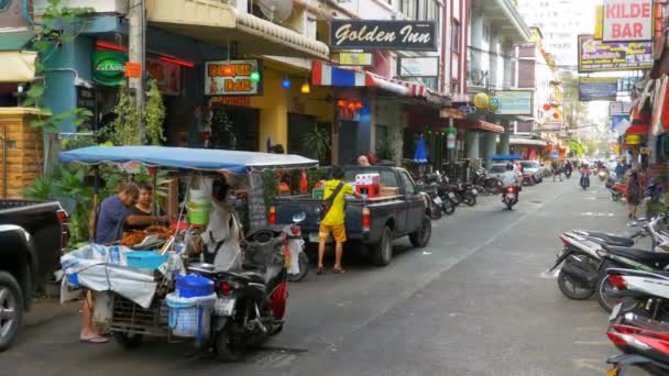 タイの通り。人々はオートバイに乗る。道端のカフェやレストラン。パタヤ — ストック動画