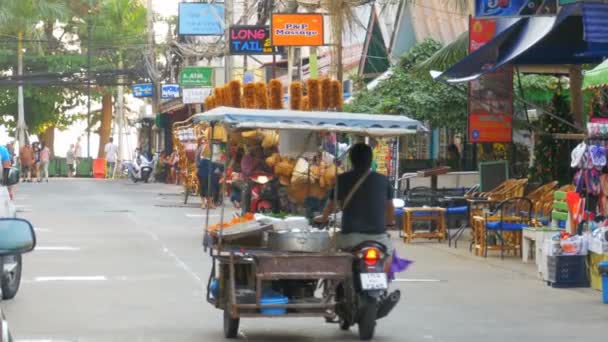 Winkel op wielen is rijden langs de straat van Thailand op een motorfiets, Pattaya. — Stockvideo