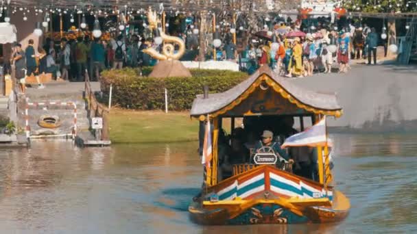 Pattaya floating market. großes touristisches Holzboot, das sich auf dem Wasser bewegt. Thailand — Stockvideo