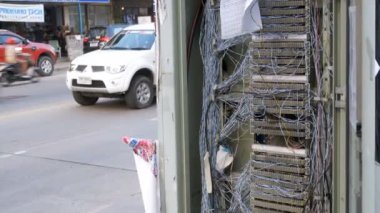 Asya sokakta çıkıntılı ağ ve telefon telleri ile çalışma dışı elektrik santral