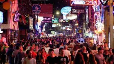 Ünlü gece Pattaya Street yürüyüş. Tayland.