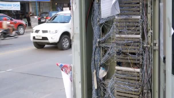 Munkaszüneti elektromos kapcsolótáblát az ázsiai utcán kiálló hálózat és telefon vezetékekkel — Stock videók