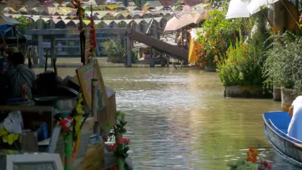 Marché flottant de Pattaya. Petit bateau en bois touristique se déplaçant le long de l'eau. Thaïlande — Video