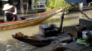 Pattaya Suüstü Pazarı. Küçük turistik ahşap tekne su hareketli. Tayland