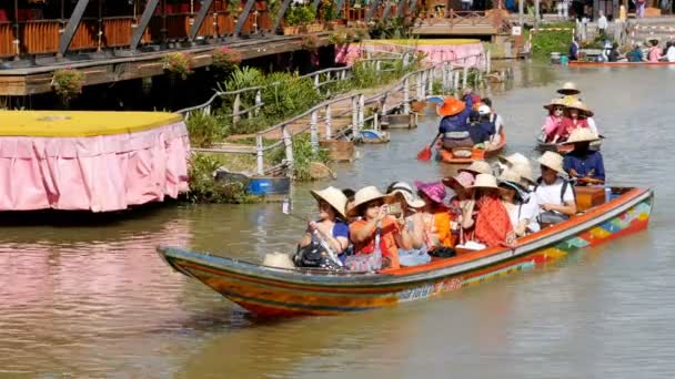 Pattaya Flydende Marked. Lille Tourist Wooden Boat bevæger sig langs vandet. Thailand – Stock-video