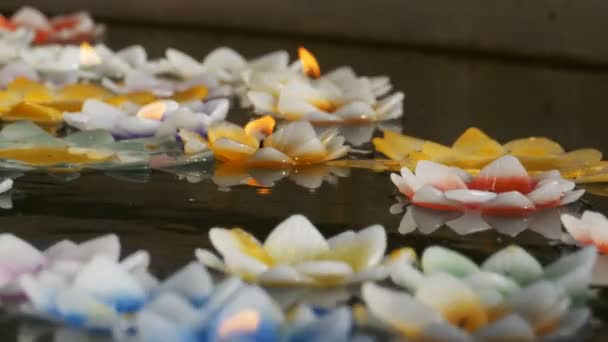 Színes gyertyák egy buddhista templom vízen úszó lótusz alakban. Pattaya. Thaiföld. — Stock videók