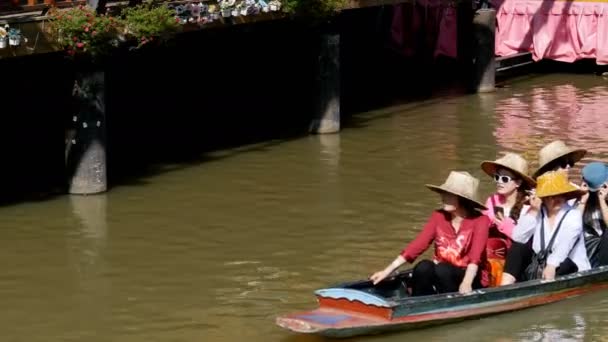 Mercado flotante de Pattaya. Pequeño barco turístico de madera que se mueve a lo largo del agua. Tailandia — Vídeo de stock