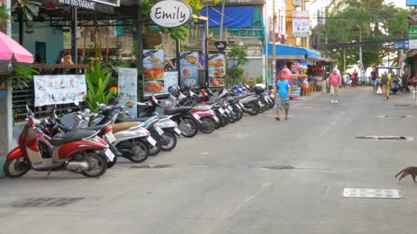 Străzile din Thailanda. Oamenii merg pe motociclete. Cafenele și restaurante de pe marginea drumului. Pattaya — Videoclip de stoc