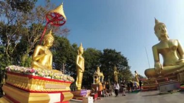 Steadicam atış Pattaya büyük altın Buddha Tapınağı. Tayland.