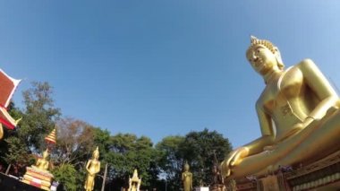 Büyük altın Buddha heykeli kamera düzgün hareket. Tayland