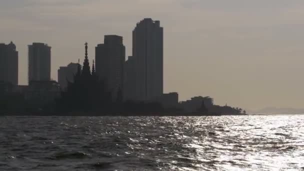 Pattaya, utsikt över skyskraporna och templet av sanning i solnedgången. Thailand. Pattaya. Asia — Stockvideo