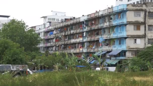 Asya 'da gecekondu mahallesi. Tayland 'da fakir bir bölge, Pattaya. Eski yurt, yoksulluk. — Stok video