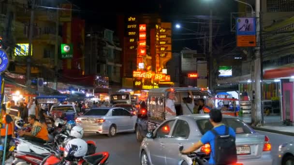 Tráfico por carretera en la calle Pattaya por la noche, Tailandia — Vídeos de Stock