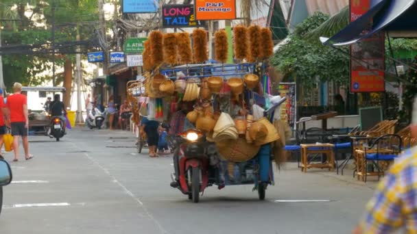 Κατάστημα με ρόδες είναι ιππασία κατά μήκος του δρόμου της Ταϊλάνδης σε μια μοτοσικλέτα, Pattaya. — Αρχείο Βίντεο