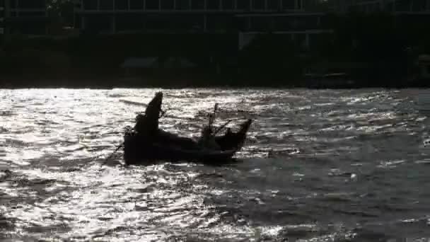 Silhouet van een kleine houten vissersboot met vissers verplaatsen door de zee. Thailand. Asia — Stockvideo