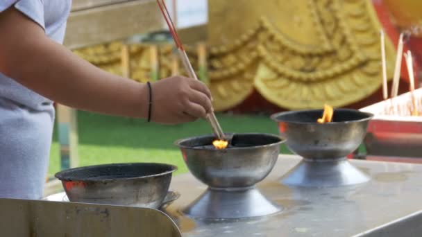 Menschen zünden Räucherstäbchen mit Rauch im buddhistischen Tempel an. Thailand. Pattaya — Stockvideo