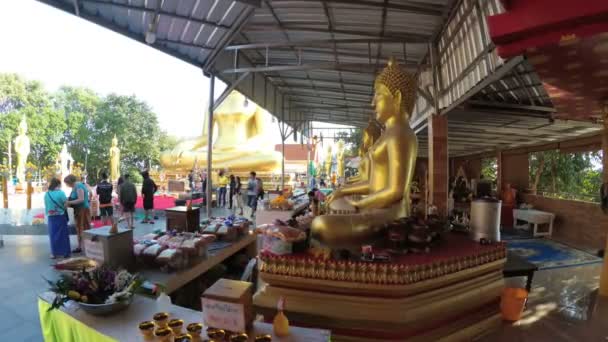 Плавний рух камери в храм з великого золотого Будди. Таїланд — стокове відео