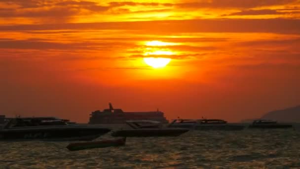 Pôr-do-sol vermelho no mar com barcos de silhueta balançando nas ondas. Timelapse. Tailândia. Pattaya. — Vídeo de Stock