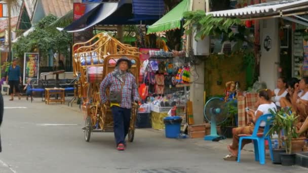 Магазин на колесах едет по улице Таиланда на мотоцикле, Паттайя . — стоковое видео