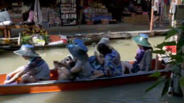Pattaya Suüstü Pazarı. Küçük turistik ahşap tekne su hareketli. Tayland