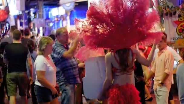 Pattaya Walking Street prostituáltak a piros lámpás negyed. Thaiföld. Éjszakai élet és a szexuális szórakoztatás — Stock videók