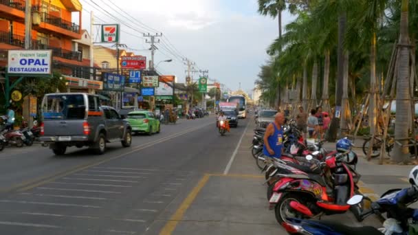 Väg med fordon trafik på banvallen av Jomtien, Pattaya, Thailand — Stockvideo