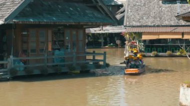 Pattaya Suüstü Pazarı. Küçük turistik ahşap tekne su hareketli. Tayland