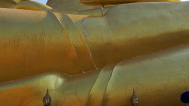 Tayland tapınak mavi gökyüzü karşı büyük bir altın Buda heykeli. Pattaya